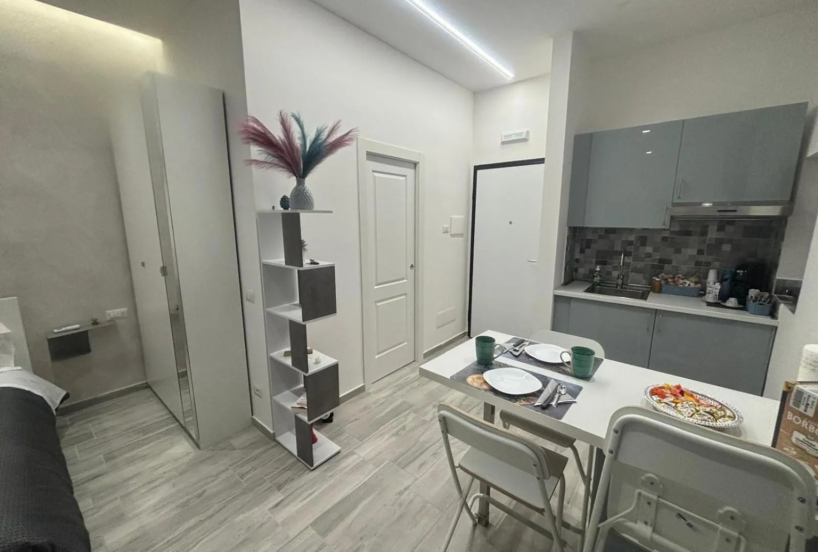 Engi Rooms - Leopardi Napoli 0*,  Italia