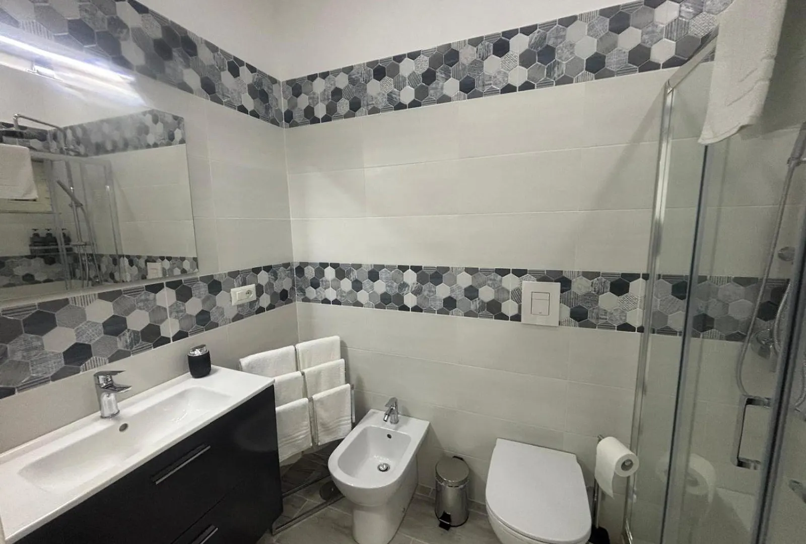 Engi Rooms - Leopardi Napoli 0*,